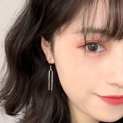 半边脸头像女生