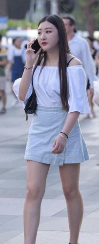 微胖女生夏日穿搭,一字肩短衫 牛仔半身裙,清凉显瘦又