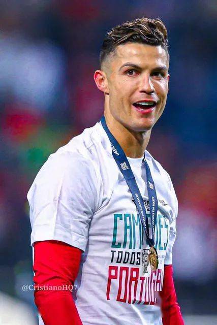 显得格外时髦,对于不敢尝试整头卷发的型男来说,c罗这款发型是不错的