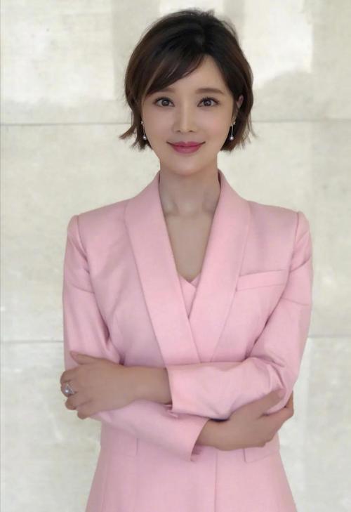 原创央视美女主持人胡蝶,二胎产后首亮相,脸部浮肿身材胖了一圈