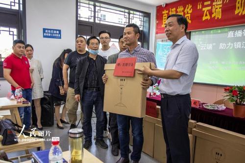 5月20日,镇江市农业农村局副局长朱毅(右一)将直播设备赠送给农业企业