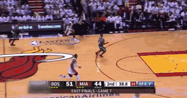 当然啦,詹韦连线最恐怖的还在于开创了全场长传空接的新玩法.