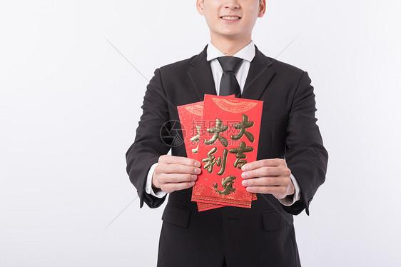 年轻男性手拿红包特写