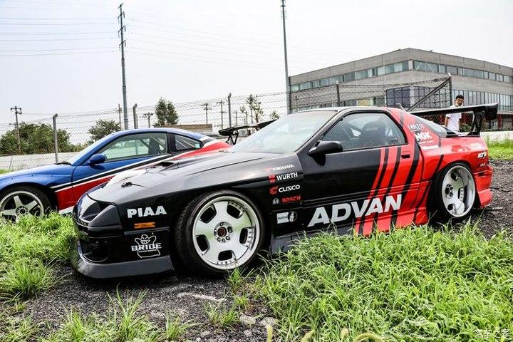 赛车场里也有不少狠货,就像这台马自达rx—7fc,经典神车,头文字d中