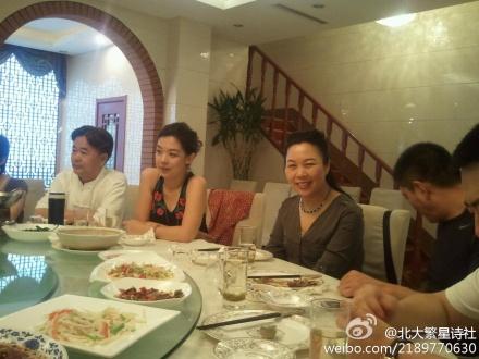 诗社召开《谈笑凯歌还》策划会,同学会会长韩冬梅亲自到场指导