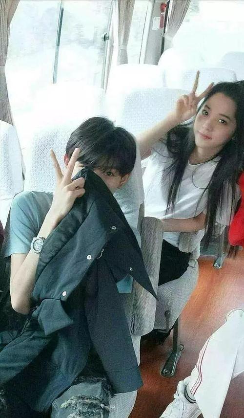 一大早交罚款被拍的王源又被爆暗恋欧阳娜娜,为其写歌还献出初吻?