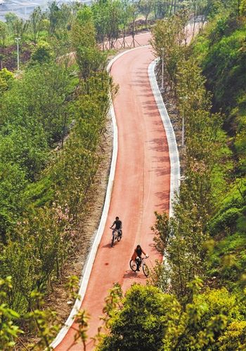 市民在鼎山公园专用自行车道上骑行锻炼.