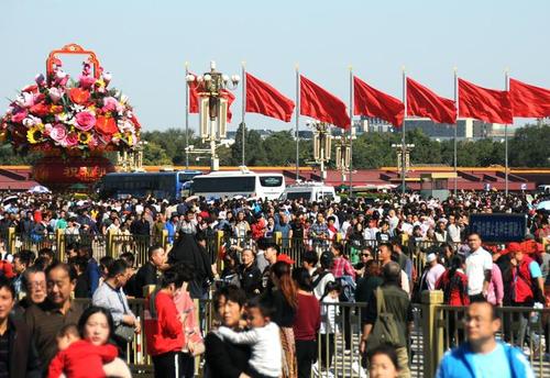 北京天安门广场及故宫游客如潮,人山人海,迎来旅游客流高峰.