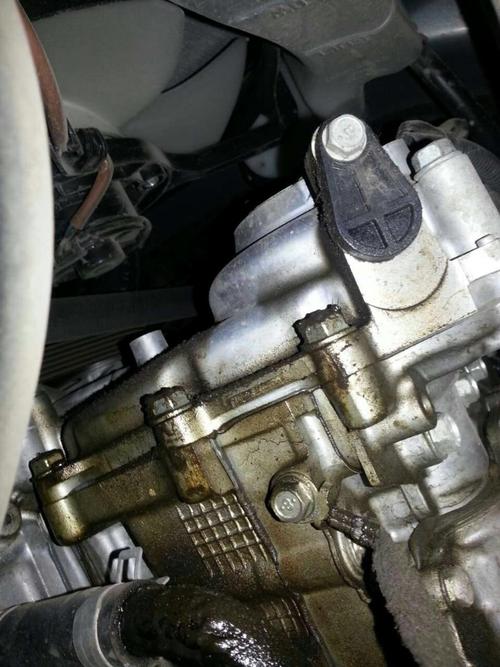 斯巴鲁森林人汽车发动机底部漏油