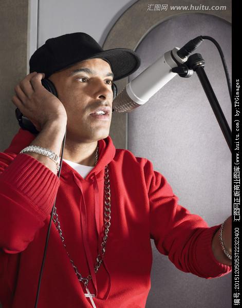 年轻人在录音室唱歌