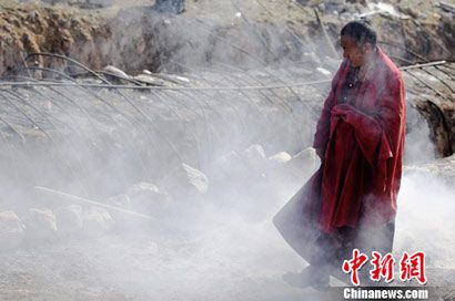 青海玉树灾后两周年祭僧众结古寺诵经悼念逝者