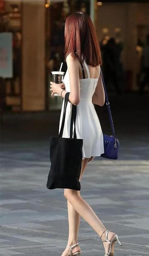 街拍:性感美女穿条黑色抹胸开叉长裙,凸显完美的腿型