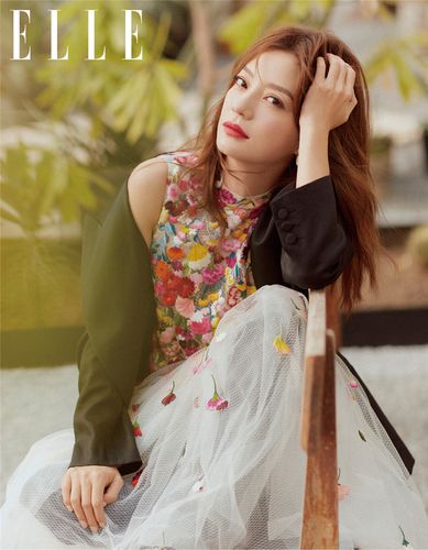 3月6日,赵薇为某时尚杂志拍摄的最新封面正式曝光,呈现浪漫的春日