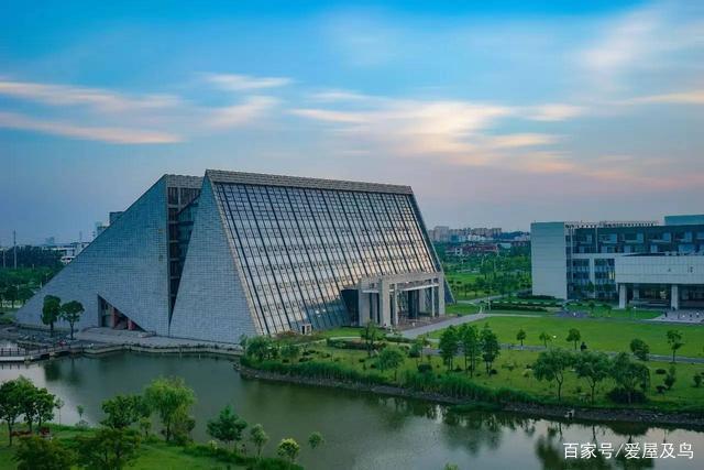 扬州大学同样是合并而来,1992年扬州师范学院,江苏农学院,扬州工学院