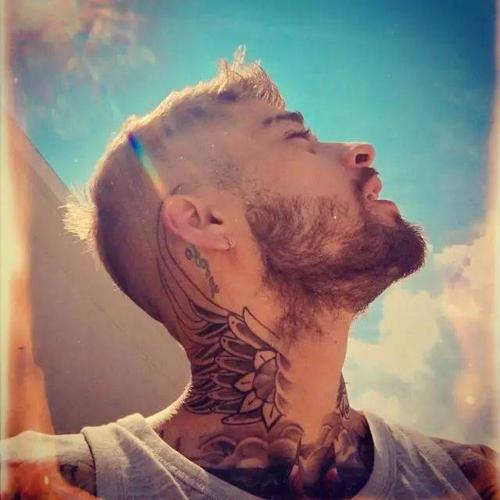 了文章开头的那一幕,gigi和zayn分别在各自的推特上发布了分手声明 ▼