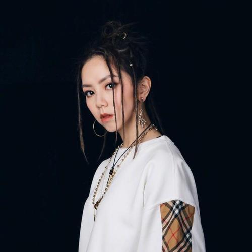 邓紫棋参加活动一头显目的丸子头备受关注这是最好看的丸子头