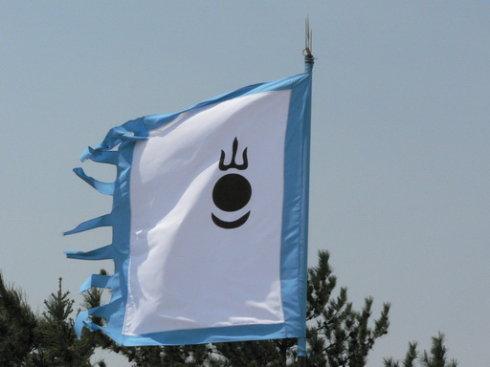 一只喜鹊落在马背上.  成吉思汗陵里的旗帜.山,太阳和月亮.