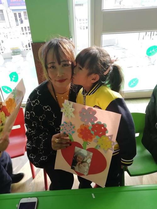 "浓浓的情暖暖的爱",才华幼儿园车站总园小班"三八妇女节"