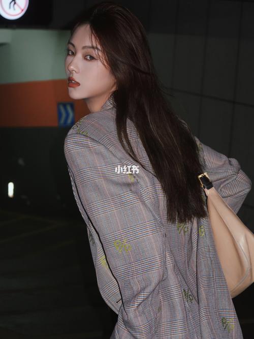 博主腻腻ninii分享portspure早秋穿搭93复古格纹西装套装点缀着荧光