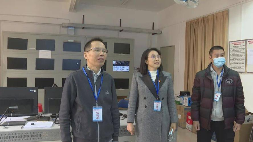 阳西二中举行,县委常委,组织部部长张宜春,副县长徐英媚组成巡考组