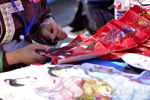 11月28日,少数民族绣娘在贵州省从江县銮里风情园会展中心参加刺绣