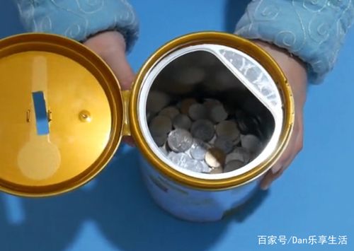 用奶粉罐改造的存钱罐不仅空间大可以存放很多的硬币,而且还很方便取