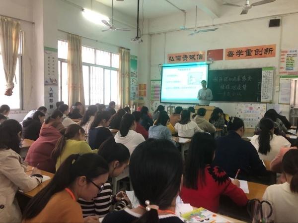 12月21日,政教处谭良军主任组织班主任