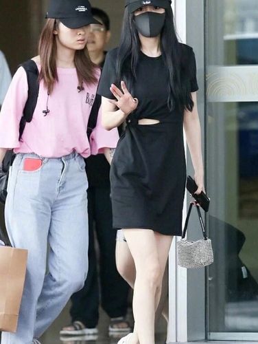 杨幂街拍_杨幂_街拍_连衣裙_亚历山大王_娱乐_明星