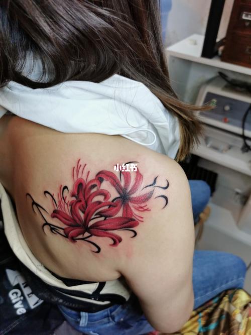 彼岸花纹身肩胛骨纹身