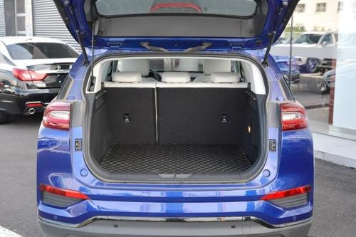 红旗e-hs3的后备厢空间表现较为一般,不过后排座椅支持比例放倒,能