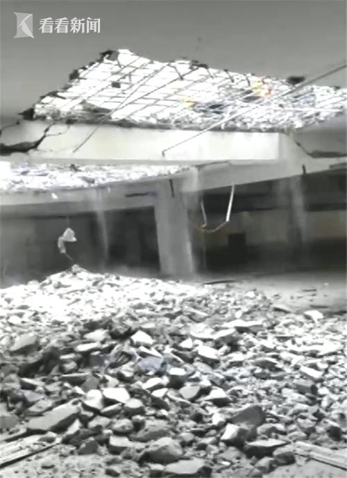 市潭中西路的香颂诺丁山小区,地下车库天花板被地上通行的车子压塌了