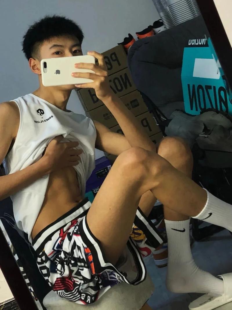 原创18岁清新白袜小奶狗8块腹肌公狗腰满满少年感网友很激动