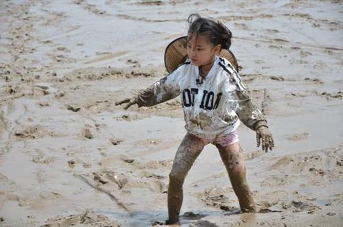 《最强小孩》pk《跑男》 孔琳海盗村上演泥潭大战(1)