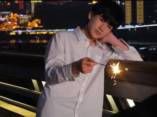 内娱爱豆03年独苗张真源欢迎成为真知棒