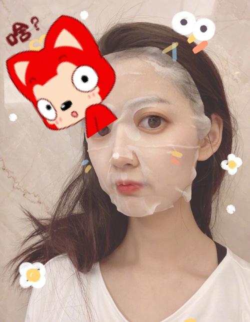 陈钰琪晒敷面膜自拍照,面膜与脸大小相差太多,网友表示脸小就直说