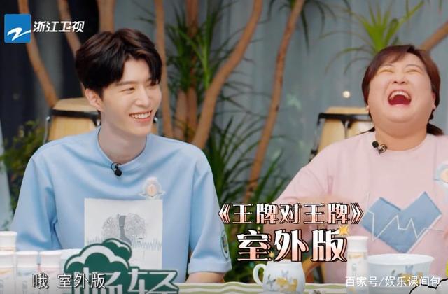 绅士不是装的!贾玲挽范丞丞胳膊逛街,他下意识的小动作引热议