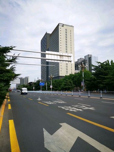 石家庄规格最高的街道,裕华路迎宾路.