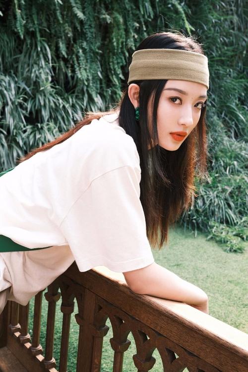 孙佳雨清新发带写真曝光玩转时髦少女穿搭法则