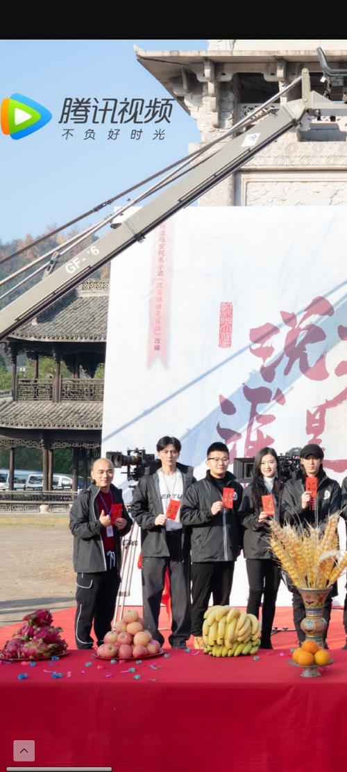 接投稿,那个侧脸真的不是肖宇梁,是同剧组的演员.