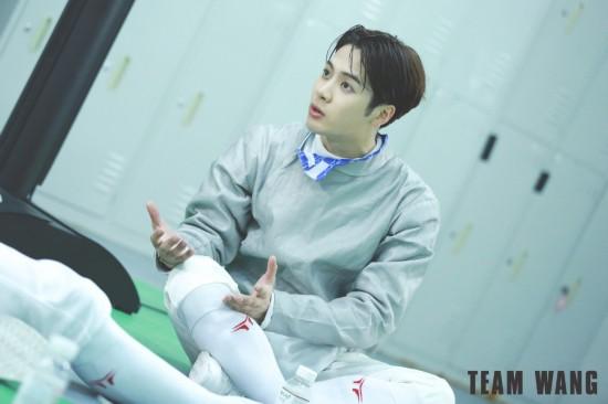 嘉嘉学长是击剑小王子呢,别急,等我翻翻他的照片,我上次去看