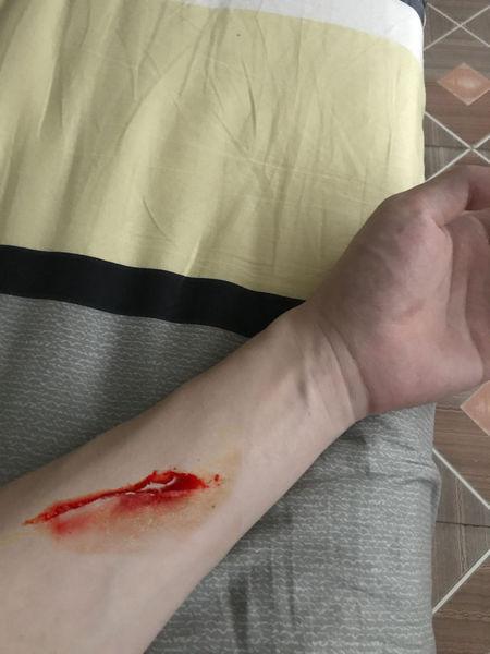 求大神ps一下 p成那种很真实的刀伤 割腕的那种 谢谢