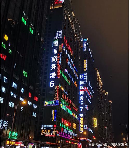 贵州省贵阳市的花果园社区炮楼林立,堪称亚洲第一大