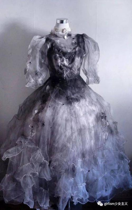 来自西班牙的lo牌,以猎奇和暗黑元素的印花柄图出名,是西方lolita