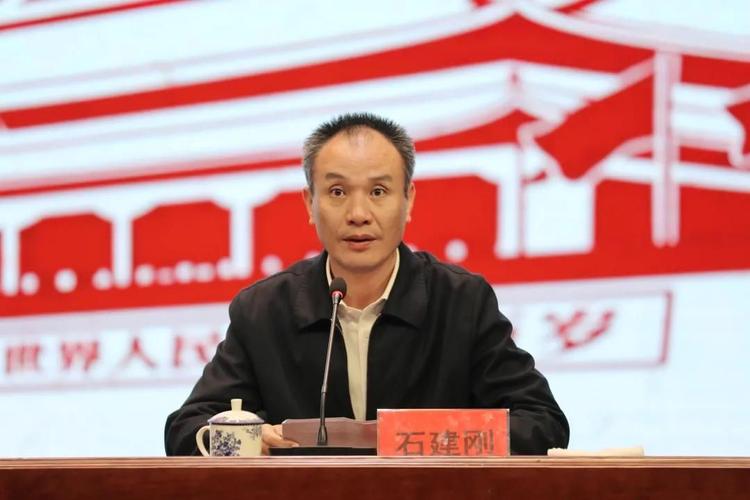 镇党委书记石建刚主持了本次宣讲会,他表示学习好,宣传好,贯彻好党的