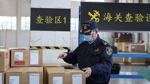 在1公里外的无锡海关新吴办事处,监控大屏上正以现场验货的海关关员的