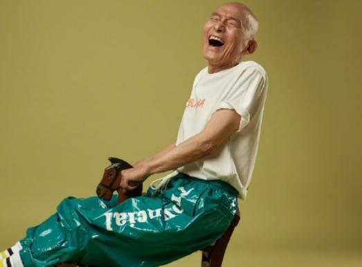 游本昌拍时尚大片,面对镜头开怀大笑,86岁依然精神矍铄