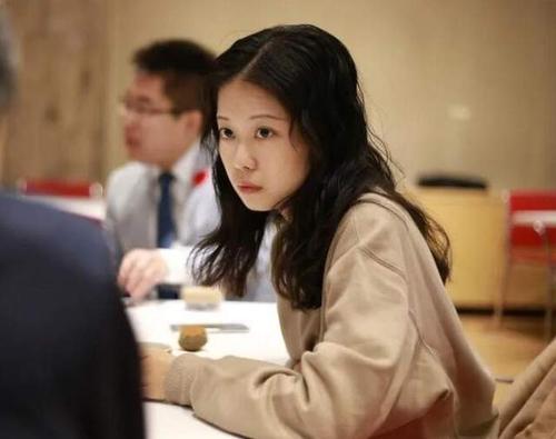 弦子发文回应朱军采访,假装失忆推卸责任,插刀央视没有担当