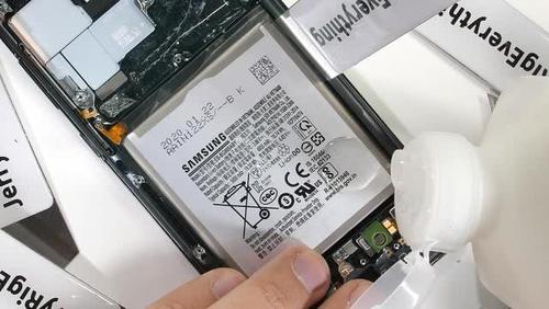 为了让三星s20ultra电池能够更好拆解,防止意外戳破电池,老外还将倒入