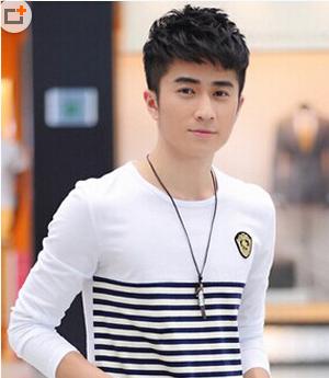 阳光俊秀的男生们,可以剪个清爽的短发发型,然后将自然卷头发,打理成