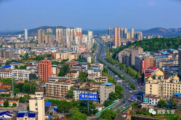 月  日,俯瞰东安县城,蓝天白云,绿树成荫,高楼林立,美不胜收.